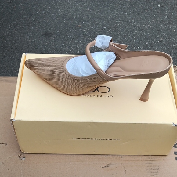 Shoes - Women's Tan Heels